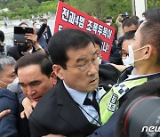 공법단체 준비위에게 항의 받는 문흥식 5·18부상자회장