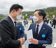 악수하는 송영길-김기현