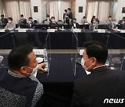 '시작부터 삐걱' 최저임금 심의..12대 위원 위촉장 전수