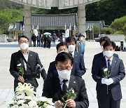 이장섭 더불어민주당 의원..국립 5·18민주묘지 참배