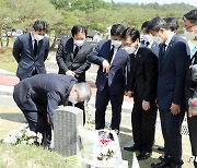 윤상원 묘 둘러보는 더불어민주당 초선