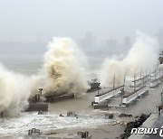 초강력 사이클론 인도 서부 강타..침몰 바지선 실종자 127명(상보)