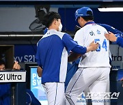 [포토] 강민호, 위력적인 투구 선보인 이승현에 하트