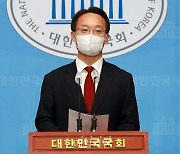 <포토> 전당대회 관련 기자회견하는 조해진 의원