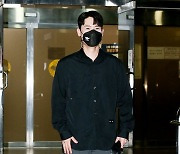 [포토] 라포엠 유채훈, '블랙 셔츠에 그레이 팬츠~멋을 아는 남자'