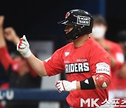 SSG 최정, KBO 최초 16년 연속 10홈런..1800안타 동시 달성 [MK레코드]