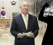 "전두환 물러가라" 외쳤다 징역 1년..40년만 재심서 '무죄'
