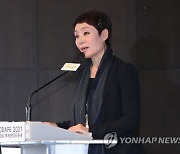 인사말하는 김혜정 예술감독