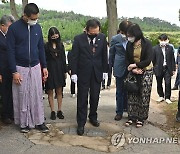 '전두환 표지석' 밟는 정세균