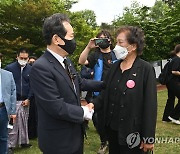 이한열 열사 어머니 위로하는 정세균