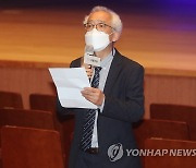 인사말 하는 김철호 국립극장장