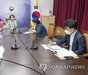 덴마크 환경부 장관과 화상회의 하는 한정애 장관