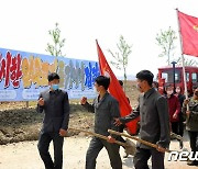 "알곡고지 점령"..농장에 자원 진출한 북한 청년들