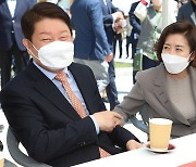 나경원 전 의원·권영진 대구시장 '환한 미소'