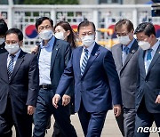 文 대통령, 한미 정상회담 위해 출국