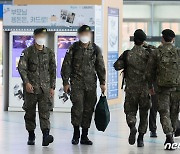 땀 흡수 안되는 운동복·물 새는 베레모..병사 피복 수십만벌 '불량'