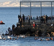'바다 수영'으로 스페인령까지.. 줄잇는 모로코 불법 이주민들