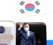 文대통령, 한미정상회담차 출국..백신·대북 문제 풀까