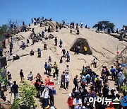 [포토] 부처님오신날, 산마다 레깅스족 북새통