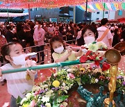 불기 2565년 봉축법요식..어린이들의 축하받는 부처님 [포토뉴스]