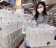 More water bottles go label-free as retailers ramp up green marketing efforts
