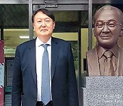 윤석열 "이게 웨이퍼인가"..이번엔 반도체 열공 행보