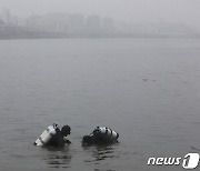 "4시40분 입수자 있었다"..경찰,정민씨 양말에 묻은 '흙' 추적