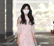 양지은, 핑크빛 살랑이며 출근 [포토엔HD]