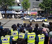 "하나님 뜻 전파하러"..서울 조계사 앞에서 찬송가 부른 신도들