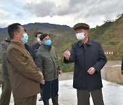 北 경제살리기에 분주.. 김덕훈 총리, 연일 경제현장 방문