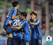 [K리그1 17R] '4골 폭발' 울산, 65일 만에 감격의 선두 탈환.. 전북에 4-2 완승