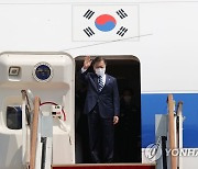 출국 인사하는 문 대통령