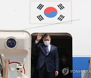 출국 인사하는 문 대통령