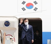 출국 인사하는 문 대통령