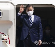 출국 인사하는 문 대통령