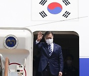 출국 인사하는 문 대통령