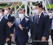 출국하는 문재인 대통령, 송영길 대표와 얘기