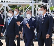 출국하는 문재인 대통령, 송영길 대표와 얘기