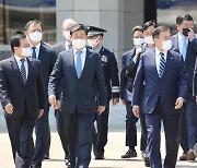 공군1호기로 이동하는 문 대통령