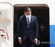 출국 인사하는 문 대통령