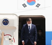 출국 인사하는 문 대통령