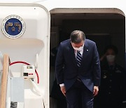 출국 인사하는 문 대통령