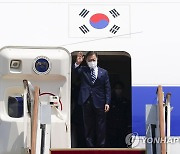 출국 인사하는 문 대통령