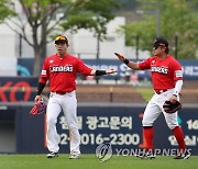 만루홈런으로 승리 이끈 추신수, 동료와 하이파이브