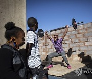 epaselect SOUTH AFRICA WEIGHT LIFTING SOCIAL UPLIFTMENT PHOTO SE