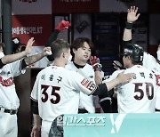 [포커스 IS]'창단 첫 5월 단독 1위' KT, 실력과 운이 모두 따랐다