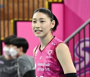 '다사다난했던 복귀 시즌' 김연경, 결국 한국 떠난다..中 상하이행