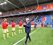 '은퇴' 호지슨.."환상적인 여정, 축구 그리울 것"