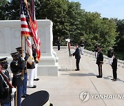 문재인 대통령, 알링턴 국립묘지 무명용사의 묘 헌화