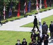 문재인 대통령, 알링턴 국립묘지서 국기에 경례